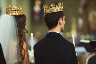 Gelin ve damat bir rahip önce kron bir en sırasında stand