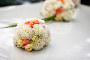 Beyaz Düğün Buketler beyaz örtünün üzerinde yalan