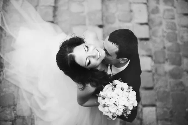 Наречена посміхається, поки наречений цілує її шию ніжним — стокове фото