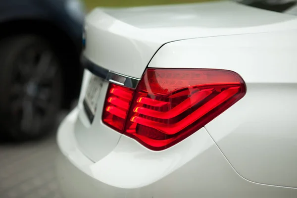 Un primer plano de luces rojas de BMW blanco — Foto de Stock