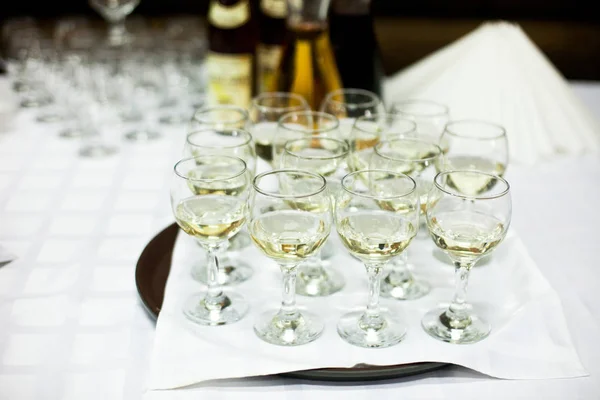 Glasses full of wine stand on the tray — Stock Photo, Image