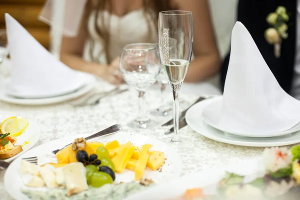 Glazen met water en champagne staan op de witte tafel — Stockfoto