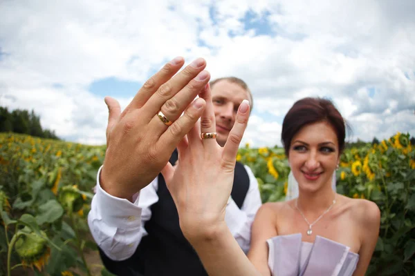 결혼 반지와 신혼의 근접 촬영 — 스톡 사진
