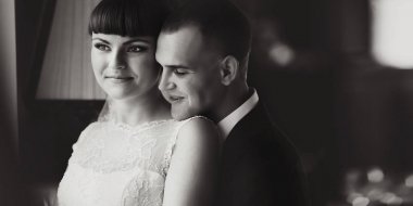 Damat güzel gelinin omuz üzerine eğilir 