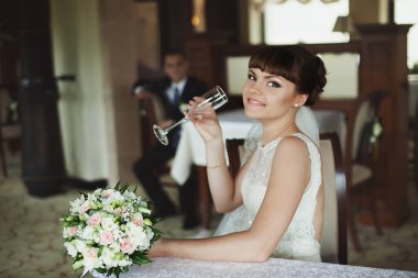 Sandalyeye damat beklediği sırada gelin İçecek şampanya