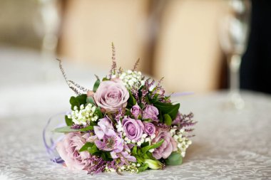 Narin buket mor güller ve beyaz çiçekler li under