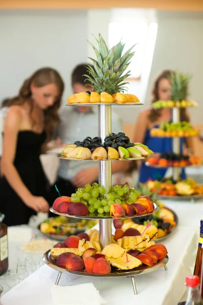 Panie stoją wokół stołu z owocami — Zdjęcie stockowe