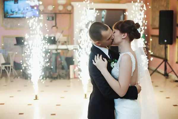 Bräutigam küsst Braut zärtlich vor Bengalfeuer — Stockfoto