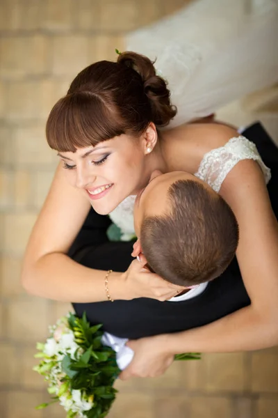 Погляд зверху на нареченого цілує ніжну шию нареченої — стокове фото