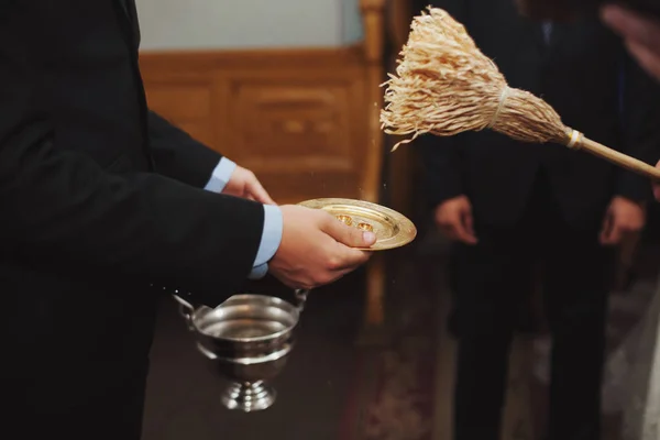 Priester segnet Trauringe, die auf der Bronzetafel liegen — Stockfoto