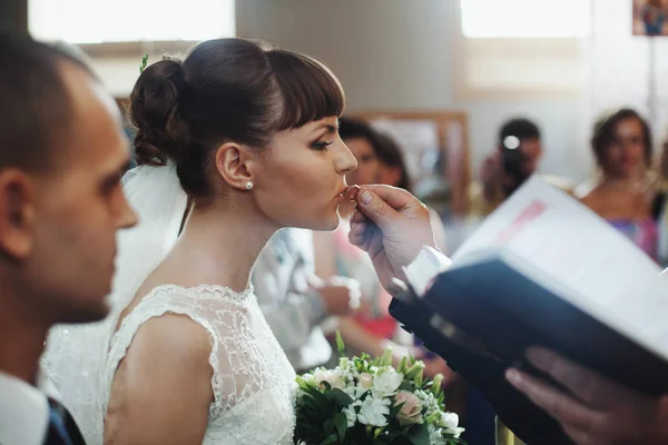 Брюнетка наречена поцілунки делікатний Обручка проведені священик — стокове фото