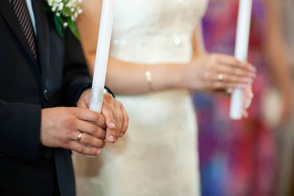 Groom com anel de casamento mantém uma vela branca durante a cerimônia — Fotografia de Stock