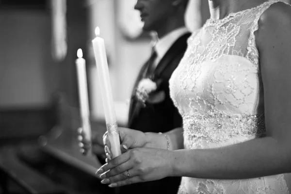 Чорно-біла картина нареченої, що тримає свічку під час с — стокове фото