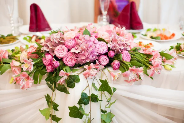 Bouquet rosa di ortensie e peonie si trova sulla tavola da pranzo — Foto Stock