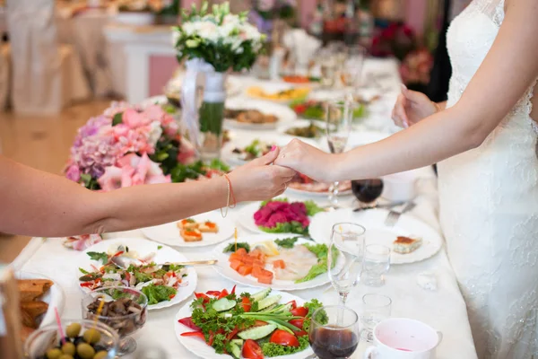 新娘十五大女人的手是边吃饭边 — 图库照片