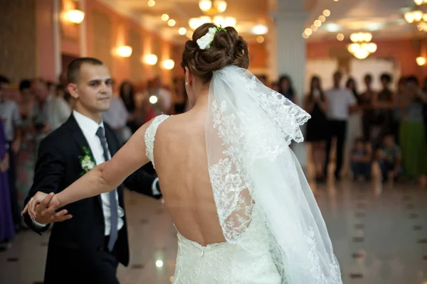 Взгляд сзади на спину невесты, когда она танцует остроумие — стоковое фото