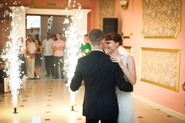 Bengal yangınlar arasında bir damat ile gelin dansları gülümseyen — Stok fotoğraf