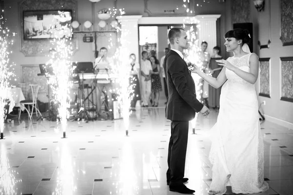 Schwarz-Weiß-Bild einer Braut, die hinter einem Bräutigam in der — Stockfoto
