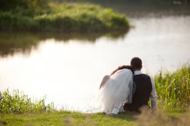 Sadece evli çift su arayanlar Gölü kıyısında duruyor