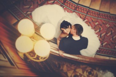 Avize altında öpüşme yeni evliler yukarıdan bir bakış