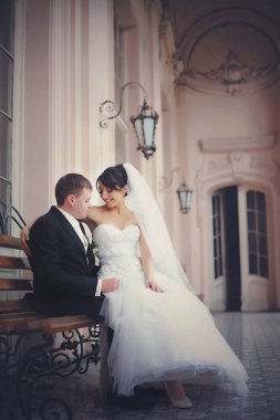 Gelin Damat diz eski bankta oturur