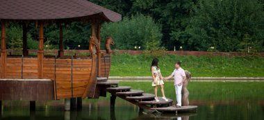 Adam göl üzerinde ayak üzerinde duran bayanın elindeki tutar