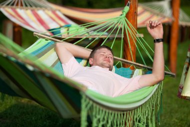 Adam hamakta güneşli bir günde aittir.