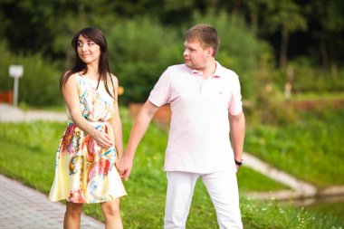 Yaz stili yolda yürür giymiş Çift