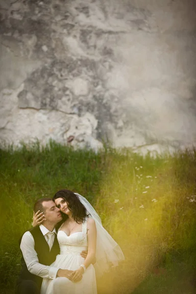 Imagem desfocada da grama do casal de casamento concurso descansando — Fotografia de Stock