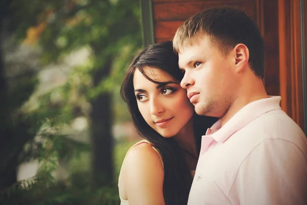 Couple réfléchi regarde loin debout sur le porche en bois — Photo