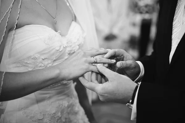 Ženich má nevěsty prst s snubní prsten — Stock fotografie