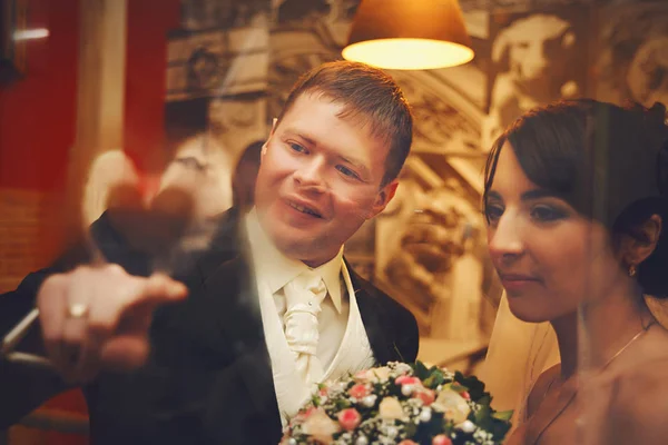 Γαμπρός καρδιά στο γυαλί χρωματίζει για μια νύφη — Φωτογραφία Αρχείου