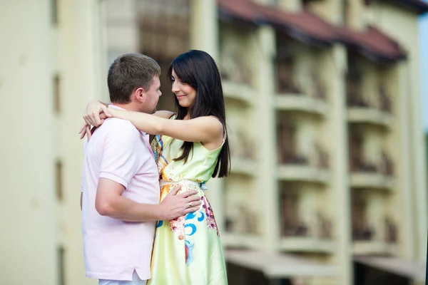 Homme et femme s'embrassent debout devant la maison h — Photo