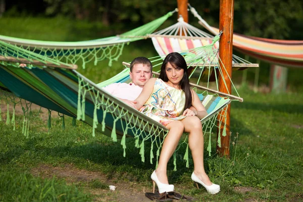 Jeune couple repose sur l'hamac — Photo