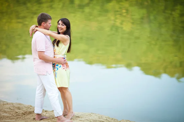 Couple pieds nus se dresse sur la rive du lac — Photo