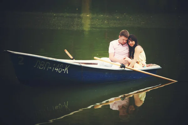 Une image sombre d'un couple reposant dans le bateau — Photo