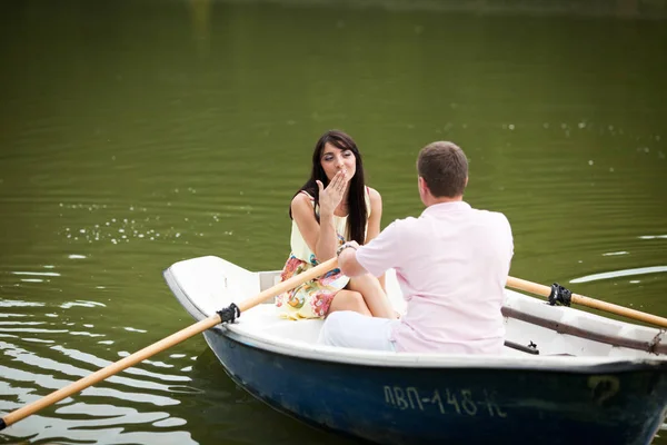 Femme tient sa main derrière ses lèvres assis dans le bateau — Photo