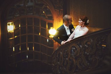 Gelin Damat onun için beklerken onun omuz üzerinden görünüyor