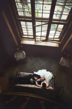 Gelin Damat onun için beklerken onun omuz üzerinden görünüyor