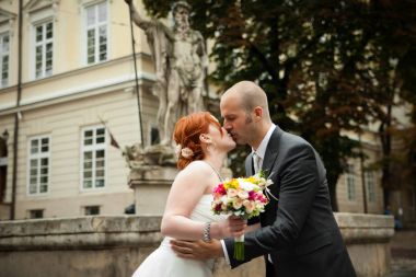 Gelin Damat onun için beklerken onun omuz üzerinden görünüyor