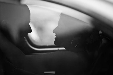 Gelin Damat onun için beklerken onun omuz üzerinden görünüyor