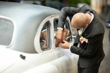 Gelin Damat onun için beklerken onun omuz üzerinden görünüyor