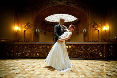 Gelin Damat onun için beklerken onun omuz üzerinden görünüyor