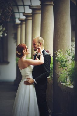 Gelin Damat onun için beklerken onun omuz üzerinden görünüyor