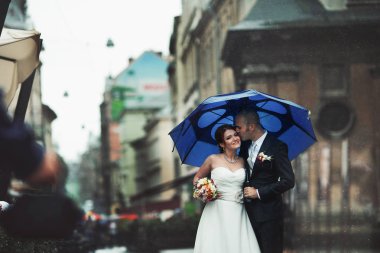 Gelin Damat onun için beklerken onun omuz üzerinden görünüyor