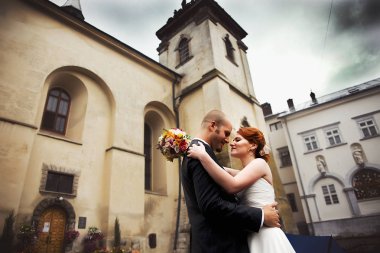 Gelin Damat onun için beklerken onun omuz üzerinden görünüyor