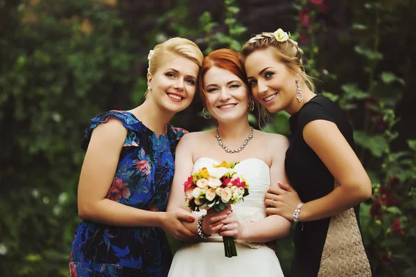 La mariée regarde par-dessus son épaule pendant que le marié l'attend — Photo