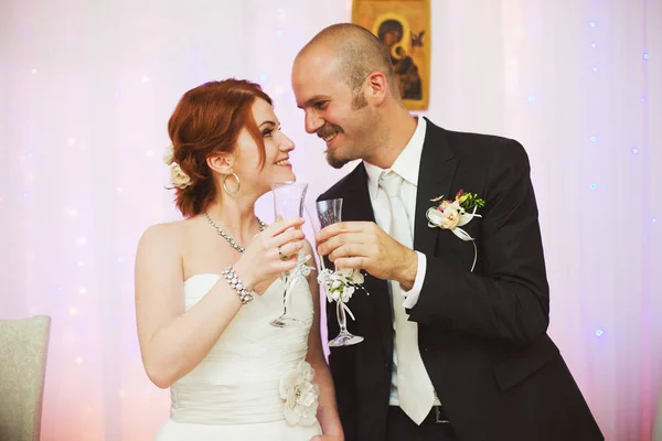 Menyasszony néz ki, a válla fölött, míg a vőlegény vár rá — Stock Fotó