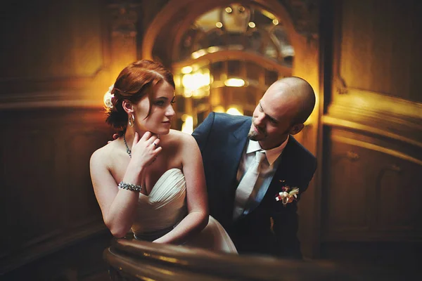 Bruid kijkt over haar schouder terwijl bruidegom op haar wacht — Stockfoto