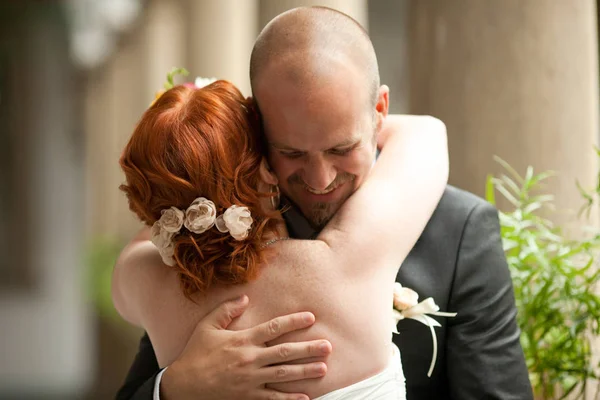 Noiva olha por cima do ombro enquanto o noivo espera por ela — Fotografia de Stock